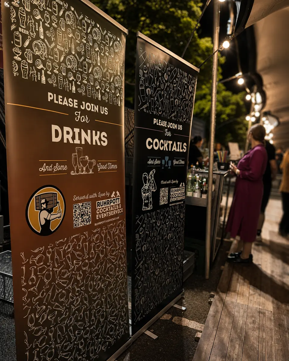 Ruhrpott-Cocktails-Bar mit gebrandeten Bannern auf einem Event